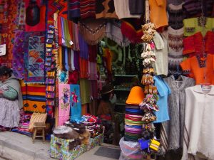 Photo illustrant la vie dans un marché en Bolivie, avec Lifetime Projects
