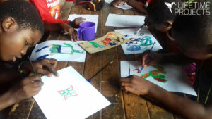 photo illustrant la mission humanitaire pour l'enfance dans un orphelinat au Cameroun, avec Lifetime Projects