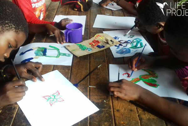 photo illustrant la mission humanitaire pour l'enfance dans un orphelinat au Cameroun, avec Lifetime Projects