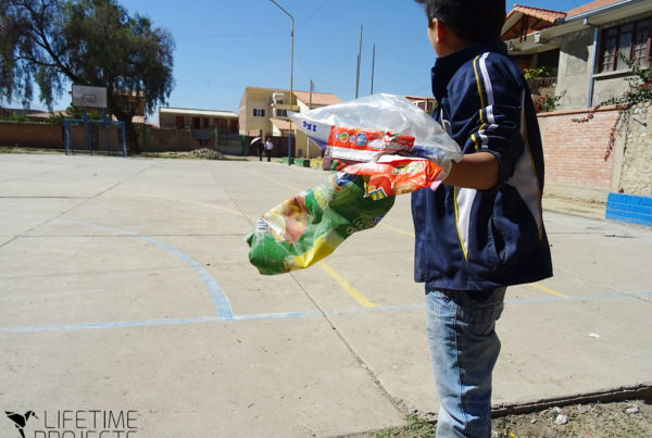 Photo illustrant un projet de Lifetime Projects en Bolivie : sensibilisation au tri des déchets dans un foyer infantile communautaire