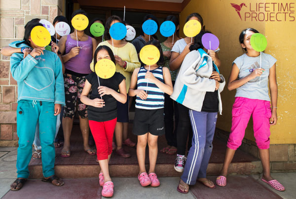 Photo illustrant la mission de Lifetime Projects : art thérapie dans des orphelinats en Bolivie