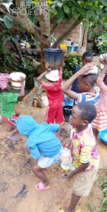 Campagne « de l'eau et des kits d'hygiène pour lutter contre le COVID-19 dans les orphelinats du Cameroun » avec LifeTime Projects