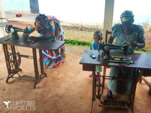Photo des cours de micro-entreprenariat pour les femmes au Cameroun, avec LifeTime Projects