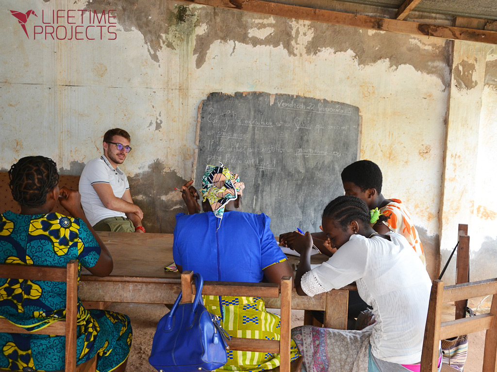 Photo des cours de micro-entreprenariat pour les femmes au Cameroun, avec LifeTime Projects