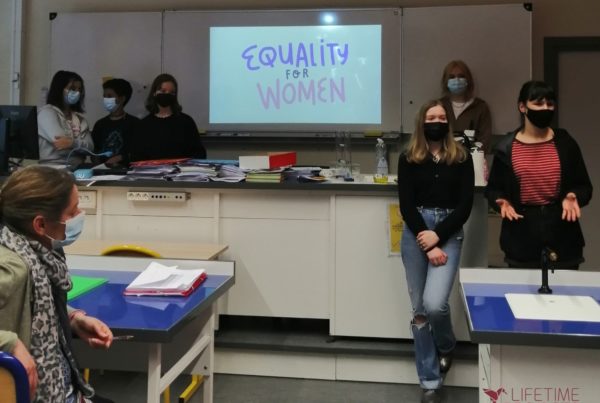 Photo de la salle de classe lors de la présentation de sensibilisation aux genres