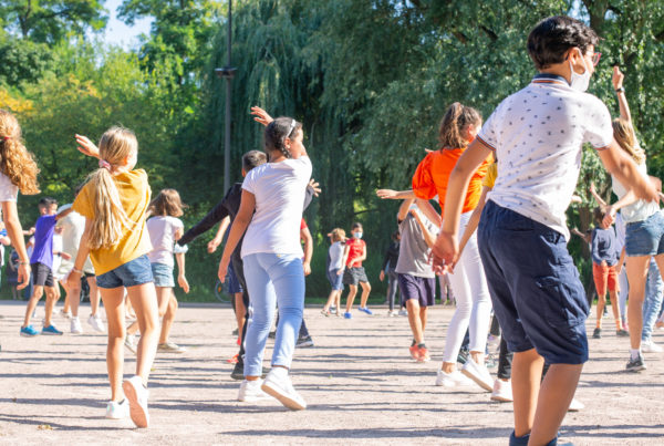 Photo des élèves lors du flashmob organisé par LifeTime Projects