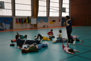Atelier de Spach en créa où les enfants sont allongés par terre pendant leur spectacle