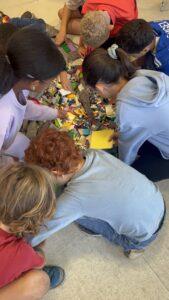 Un groupe d’enfants, penchés autour d’un grand tas coloré de briques LEGO