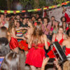 Le groupe straslatino danse au festival