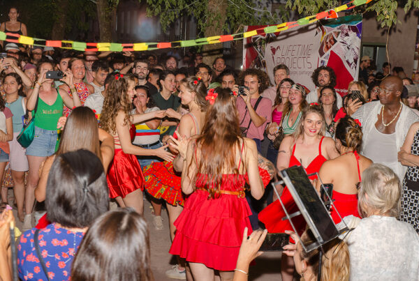 Le groupe straslatino danse au festival