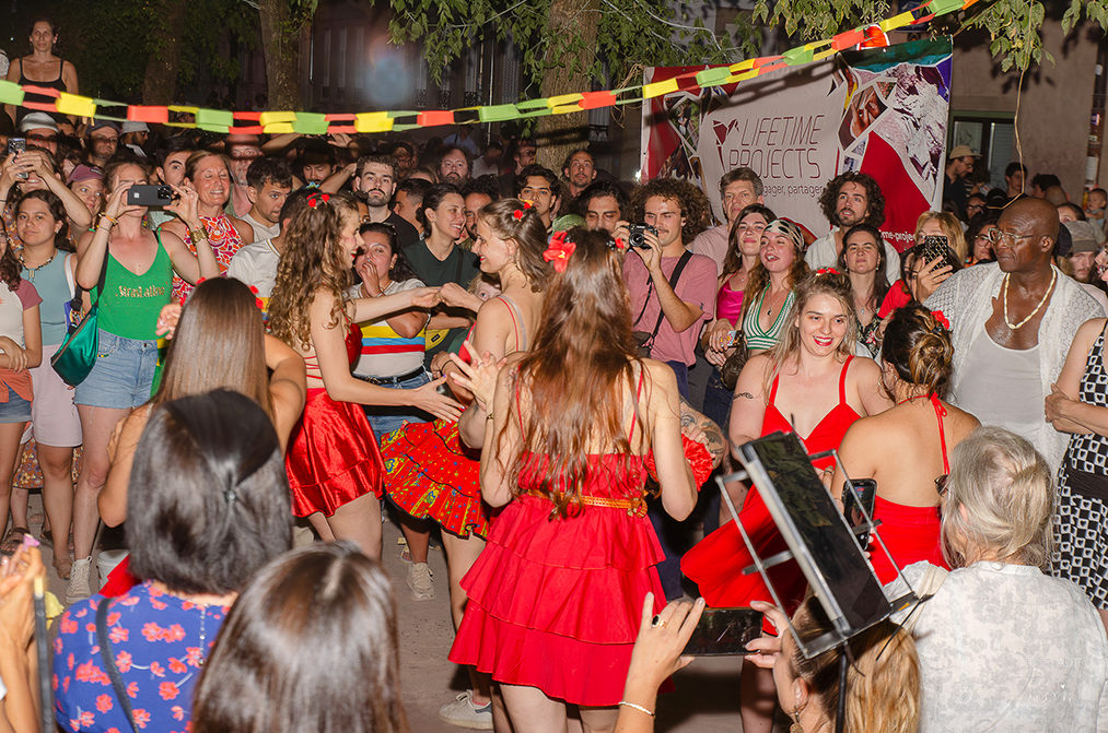 Le groupe straslatino danse au festival