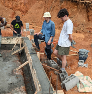 Étudiants de l’INSA Strasbourg participant à un chantier solidaire au Cameroun